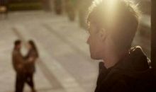 关于爱情的伤感短句:忽冷忽热最折磨人,反反复复最伤人