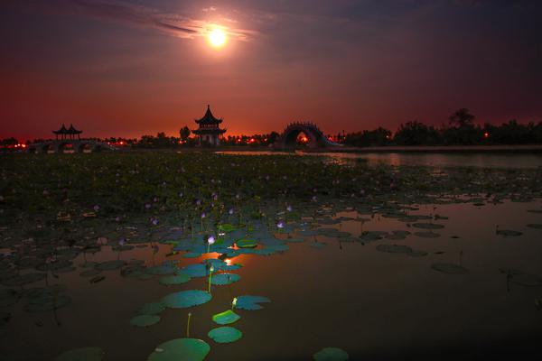 一轮明月居住在两地心脏地带