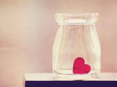 一位老太太拉着老人的手说：“老人