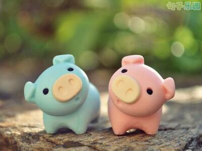 一个女人站在自己的衣服前就像一个皇帝