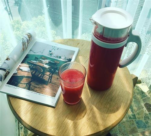 冲凉后站在阳台上