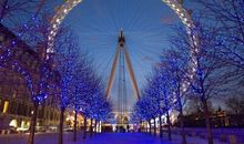 好听的爱情短句：晚风吹散酒坛的余香，我记得你所有的模样