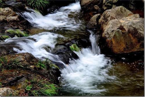 当她溅到岩石上时