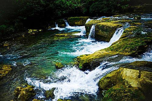 落在天然岩石的悬崖上