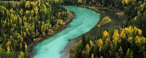 溪流从两座山之间的山谷中流出