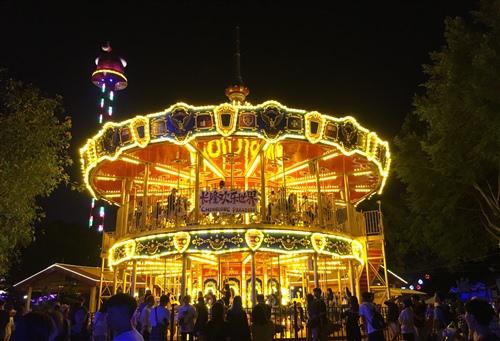 游乐场是成年人和孩子们向往的地方