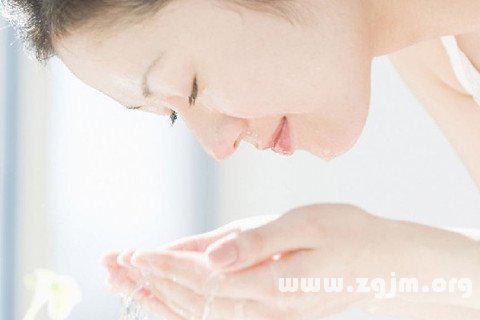   我梦到自己正在洗脸