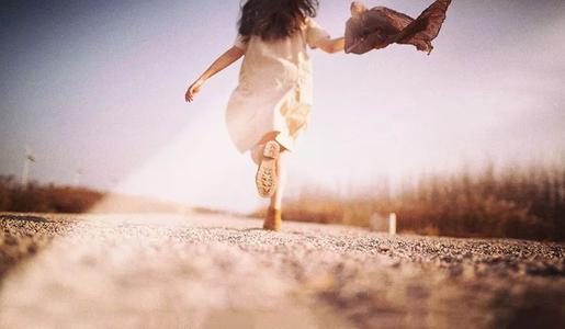 在快乐时大声唱歌