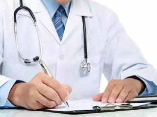 只有一群穿着白大褂的年轻人