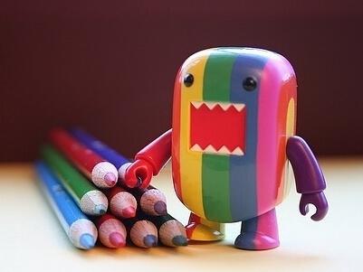 一个年轻的女人哄着孩子