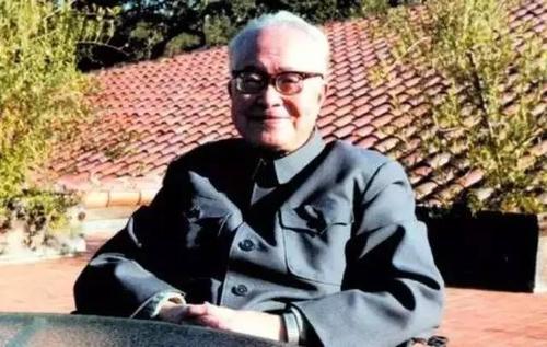 在绿色的山脉和绿色的水之间