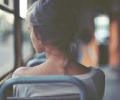 绝望掩埋了笑声