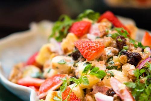 将在砂锅中沸腾的鼠尾草鸡汤带到餐桌上