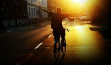 一个人开心的笑的句子