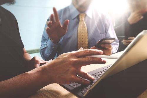 请记住：对领导者要自信和低调