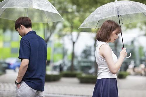 而眼泪和心痛就是湍急的沙子