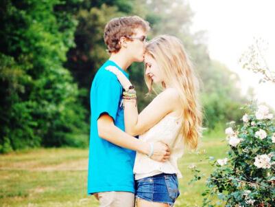 这个女孩想让你听一首歌