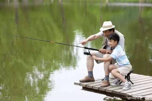 在水中和自己的鱼深处