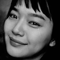 我点烟时低下头