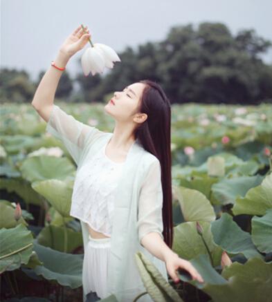 我给你穿一件红色连衣裙