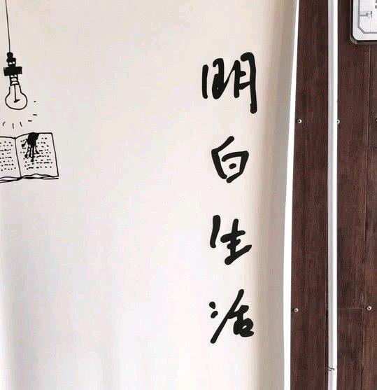 从东方的地平线升起在天空中