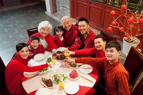 家人聚在一起玩得开心