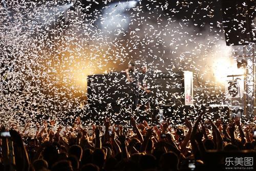 想知道如何在热闹时期描述句子吗