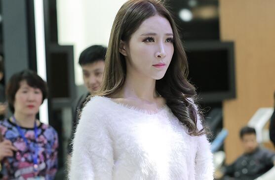    1）在荞麦的红色茎上