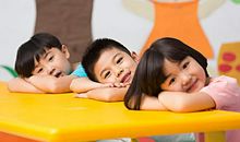 和小朋友在一起很开心的句子