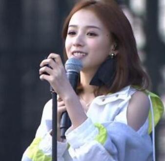 当女友喜欢唱歌时