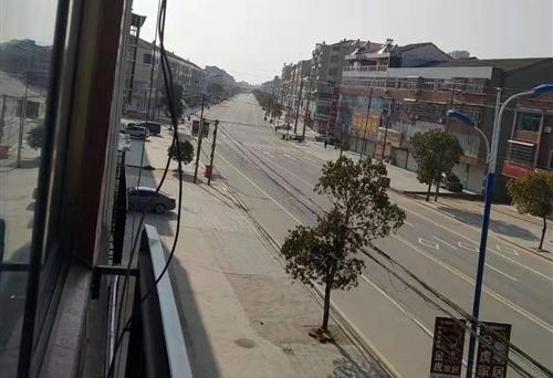 在过去拥挤的道路上