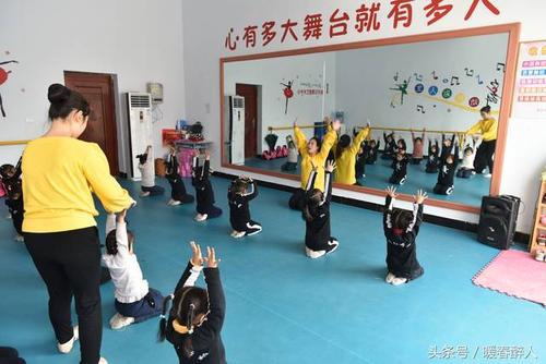 以下是描述幼儿园老师的悲伤句子