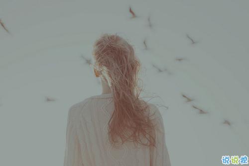 一个人以朦胧的心情从一条单向的街道转向一条两向的街道