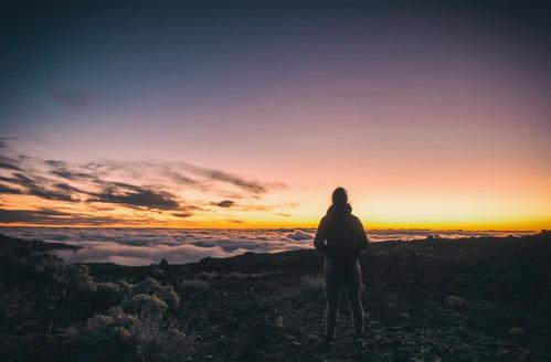 但是谁溢出的是多余的忧郁感呢