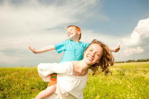 将绿色的嫩芽从地面上伸开