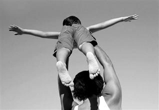 勇敢地冲破沙子