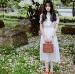 我们不禁吹嘘她几个字