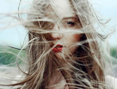 手上有一些疤痕