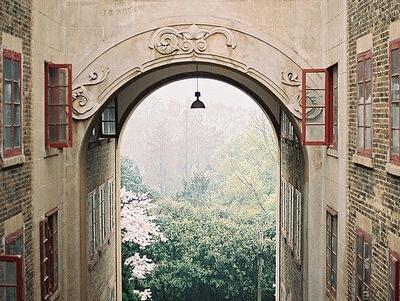 其他人在等雨伞