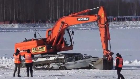 挖掘机日常工作的背后是每位驾驶员或高层建筑的牺牲品