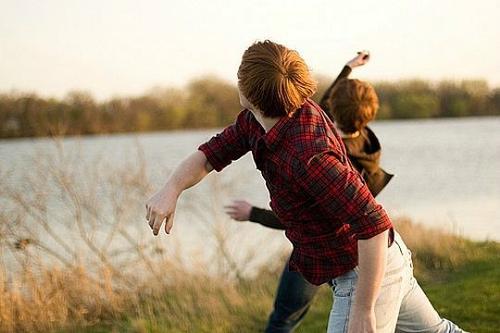 让我们看一下编辑器编写的有关描述两个兄弟玩得开心的句子