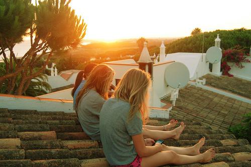 在悲伤时握住手