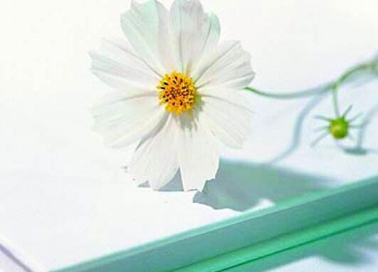 紧紧地系在腰带上