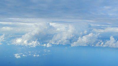 砸碎了地面上的尘土