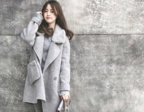 她就像一个漂亮的芭比娃娃