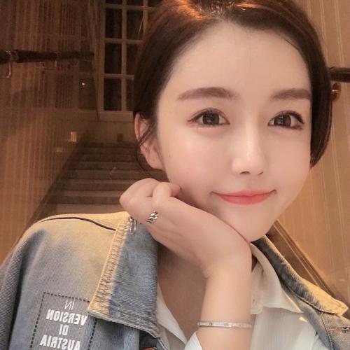 请喜欢由编辑愉快地安排的关于女人的句子