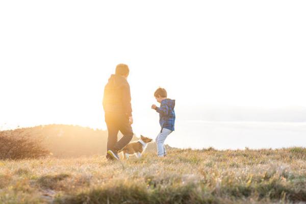 我仍然站在窗前