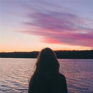 家庭感情的冷漠使人感到寒冷