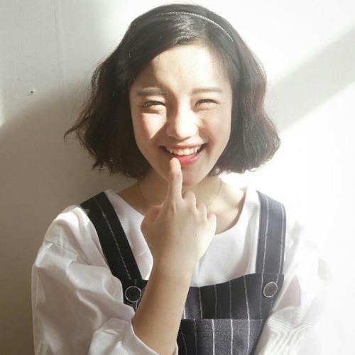 让我们看一下小编编写的描述人们非常开心地微笑的句子