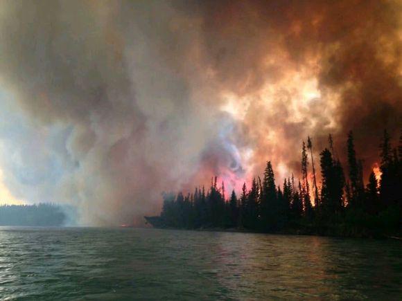 夜晚就像剧院里的天鹅绒帷幕一样